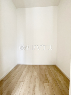 リビング収納　【日野市万願寺１丁目】
リビングや廊下等に設けた収納。少しでも空いているスペースを収納にすることで無駄のない空間設計にしました。お荷物が多い方にも安心です。　／撮影日2025/04/20