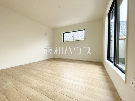 居室　【日野市万願寺１丁目】
全居室角部屋仕様で2面採光を実現！お天気の良い日には窓を開けて換気もできるので気持ち良いですね。　／撮影日2025/04/20