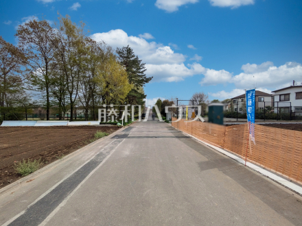 前面道路幅も6mあるので、全体としての見通しがよく、すれ違いや車を出し入れする際も安心です。【西東京市北町５丁目】／撮影日2025/04/11