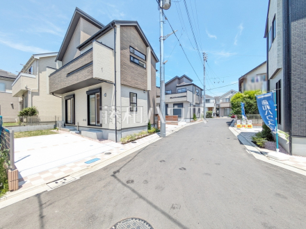 接道状況および現場風景　【小金井市前原町１丁目】整備された街区、近隣に広がる美しい自然たち。空間のみのこだわりだけではなく、ここに暮らす方々にとって素敵な環境や快適な暮らしを実現します。／撮影日2025/06/19