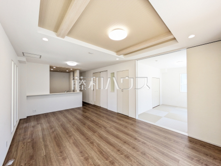 2号棟　リビング　【小金井市前原町１丁目】 一日の中で一番長く家族が集まる場所であるリビングは対面キッチンを採用し、明るく開放感を主として設計しました。／撮影日2025/06/19