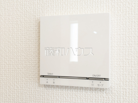 床暖房リモコン　【小金井市前原町１丁目】
　乾燥しすぎず、埃も舞わずハウスダストが少ないクリーンな室内をキープする床暖房。　／撮影日2025/06/19