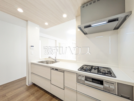 2号棟　キッチン　【小金井市前原町１丁目】使いやすくスタイリッシュなシステムキッチンには、毎日お使いになる方の視点が存分に活かされています。　 ／撮影日2025/06/19