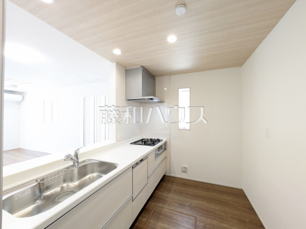 2号棟　キッチン　【小金井市前原町１丁目】対面式のカウンターキッチンは、いつでもご家族を感じられる空間作りの重要ポイントになりそうです。　／撮影日2025/06/19