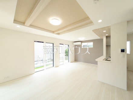 4号棟　リビング　【小金井市前原町１丁目】折り上げ天井は通常の天井と比べて立体感が出るため、空間全体をスタイリッシュに見せる効果があります。／撮影日2025/06/20
