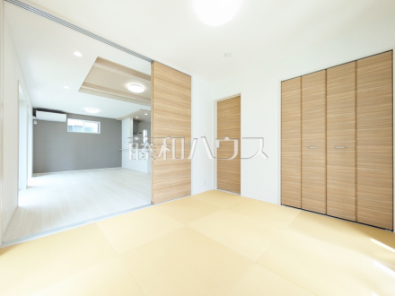 4号棟　和室　【小金井市前原町１丁目】リビング隣の和室は憩いの場としても、引き戸を開けてリビングの延長としても使えます。　　／撮影日2025/06/20