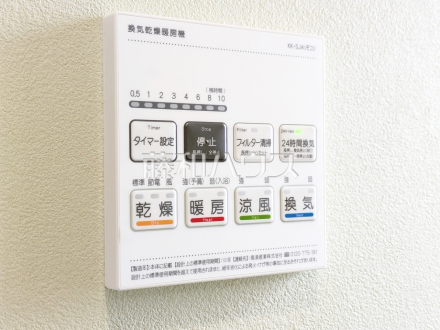 4号棟　浴室暖房換気乾燥機リモコン　【小金井市前原町１丁目】　雨の日の強い味方！浴室換気乾燥機付きユニットバスで洗濯物が乾かせます。　／撮影日2025/06/20