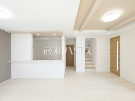 4号棟　リビング　【小金井市前原町１丁目】 一日の中で一番長く家族が集まる場所であるリビングは対面キッチンを採用し、明るく開放感を主として設計しました。／撮影日2025/06/20