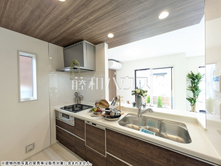 10号棟　キッチン　【小金井市前原町１丁目】会話の弾む対面キッチンは自然とご家族の中心に。家族団らんの時間が増えることでしょう。　／撮影日2025/06/26