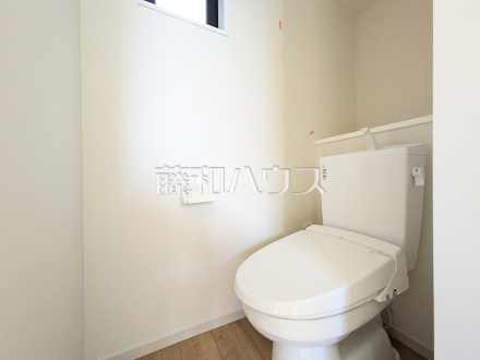トイレはウォッシュレット付き、窓を設けた明るい空間で換気も可能　【小平市小川東町】／撮影日2025/04/04