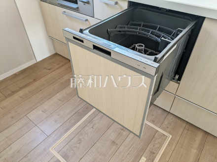 まとめ洗いができ、乾燥まで行ってくれる食器洗い乾燥機で食事の後片付けが楽になります。　【小平市小川東町】／撮影日2025/04/04