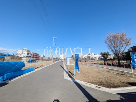 接道状況および現場風景　【三鷹市井口１丁目】ご家族ぞれぞれの思い出と、どこまでも広がる空を独り占め！暖かな光に包まれ四季折々の風を感じる、幸せの空間がここに。／撮影日2025/01/13