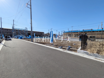 接道状況および現場風景　【三鷹市井口１丁目】
お住まい探しは、家の良し悪しだけでなく周辺環境も重要なポイントです。ぜひ一度お客様の目でご覧ください。　／撮影日2025/01/13