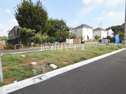 5号地　現地写真　【三鷹市井口１丁目】充実した新たな生活を、「あったらいいな」がある、この地から始めてみませんか？鮮やかな青空と暮らすこの土地で・・・。／撮影日2024/08/19