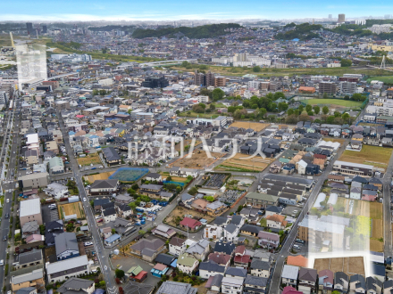 現地付近空撮写真　【日野市万願寺３丁目】
整備された街区、近隣に広がる美しい自然たち。空間のみのこだわりだけではなく、ここに暮らす方々にとって素敵な環境や快適な暮らしを実現します。