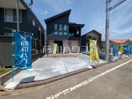 1号棟　外観　【日野市万願寺３丁目】
順調に工事が進んでいます。実際の街並みの様子が段々見えて参りました。完成までもう少しです！／撮影日2025/06/21