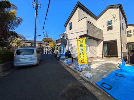 季節を問わず賑わいをみせる街を背景に広がる住宅エリア。天高い青空を見上げて建つ姿は、静かな住宅街に溶け込みながらやさしい香りを放つことでしょう。【練馬区南田中４丁目】／撮影日2025/03/14