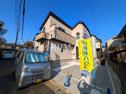 視界いっぱいに広がる青空から、陽光が降り注ぎます。家々をそっと飾るように添えられた植栽が光を浴び、子供たちの成長とともにご家族の幸せを願い育っていくことでしょう。【練馬区南田中４丁目】／撮影日2025/03/14