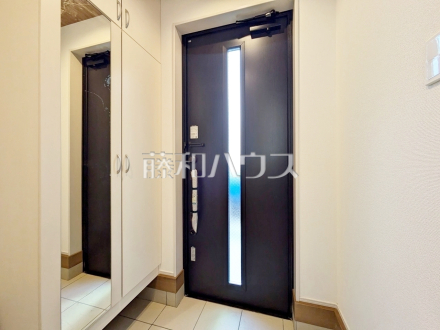 1号棟　毎朝の身だしなみチェックとしてお使い頂ける姿見は、裏側が収納スペースになっています。【練馬区南田中４丁目】／撮影日2025/03/14