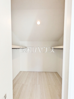 4号棟　ウォークインクローゼットは、お洋服等がたくさん収納できて便利です。【練馬区南田中４丁目】／撮影日2025/03/14