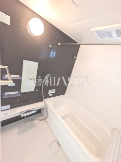 ≪2号棟　浴室≫足を伸ばして入れるバスタブで、ゆっくり一日の疲れを癒して下さい。【府中市北山町２丁目】／撮影日2025/03/22