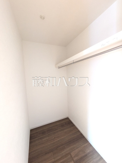 ≪2号棟　収納≫ウォークインクローゼットは、お洋服等がたくさん収納できて便利です。【府中市北山町２丁目】／撮影日2025/03/22