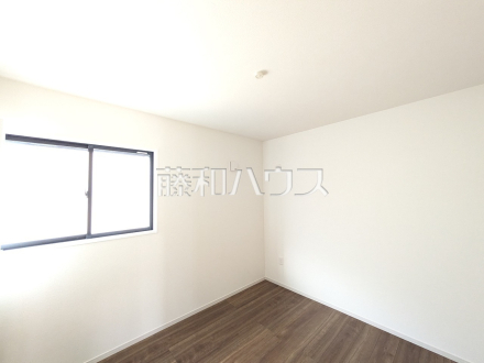 ≪2号棟　納戸≫納戸は収納としてだけでなくテレワークにも活用できます。クローズドな空間だから仕事にも集中できますね！【府中市北山町２丁目】／撮影日2025/03/22