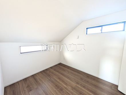 ≪3号棟　その他居室≫全居室角部屋仕様で2面採光を実現！お天気の良い日には窓を開けて換気もできるので気持ち良いですね。【府中市北山町２丁目】／撮影日2025/03/22