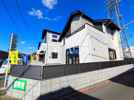 ≪3号地　外観≫　モノトーンを中心とした配色の現代的なデザイン。直線的ですっきりとしたスクエアなデザインが、お客様のお住まいを都会的に印象づけます。【府中市北山町２丁目】／撮影日2025/03/20