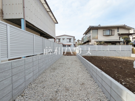 現地写真　【練馬区練馬４丁目】旗竿地は、小さなお子様が急に道路に飛び出てしまうことを防ぎます。安心してお庭で遊ぶことができますね。
／撮影日2025/01/27