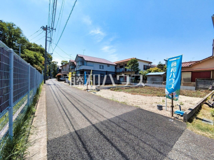 接道状況および現場風景　【西東京市緑町２丁目】 見学はしたいけど、なかなか時間が取れない・・・そんな方に出勤前や仕事終わりにマイホームを見学できるサポートをいたします。 ／撮影日2025/03/18