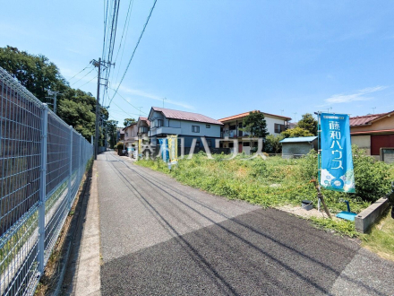 接道状況および現場風景　【西東京市緑町２丁目】 見学はしたいけど、なかなか時間が取れない・・・そんな方に出勤前や仕事終わりにマイホームを見学できるサポートをいたします。 ／撮影日2025/06/30