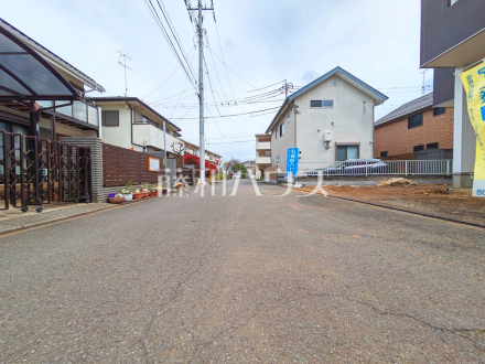 接道状況および現場風景　【日野市万願寺６丁目】
前面道路幅も6mあるので、全体としての見通しがよく、すれ違いや車を出し入れする際も安心です。
／撮影日2025/04/06