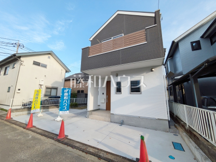 ■外観■
モノトーンを中心とした配色の現代的なデザイン。直線的ですっきりとしたスクエアなデザインが、お客様のお住まいを都会的に印象づけます。【日野市万願寺６丁目】／撮影日2025/04/27