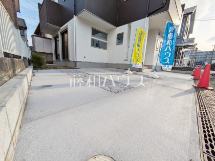 ■カースペース■
贅沢に３台分のカースペースを確保しました（車種による）。自転車や来客用駐車スペースとしても活用できます。【日野市万願寺６丁目】／撮影日2025/04/27