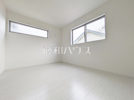 ■居室■
ホワイトのフローリングが清潔な印象を与えてくれる居室。程よく入り込む陽射しが、プライベート空間を充実したものにしてくれます。【日野市万願寺６丁目】／撮影日2025/04/06