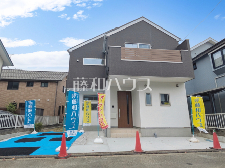 ■外観■
スッキリとしたモノトーンカラーに、木目のベランダ柵がやさしい印象の外観です。【日野市万願寺６丁目】／撮影日2025/04/28