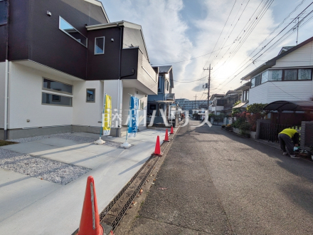 ■接道状況および現場風景■
戸建住宅が立ち並ぶ住宅地。静かな時間の流れ。ゆっくりと傾きを変えていく陽の光が清楚な家々を色鮮やかに演出してくれます。【日野市万願寺６丁目】／撮影日2025/04/27