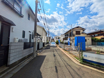 接道状況および現場風景　充実した新たな生活を、「あったらいいな」がある、この地から始めてみませんか？鮮やかな青空と暮らすこの場所で・・・。【新座市野火止５丁目】／撮影日2025/06/01
