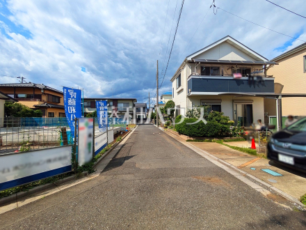 接道状況および現場風景　ご家族ぞれぞれの思い出と、どこまでも広がる空を独り占め！暖かな光に包まれ四季折々の風を感じる、幸せの空間がここに。【新座市野火止５丁目】／撮影日2025/06/01