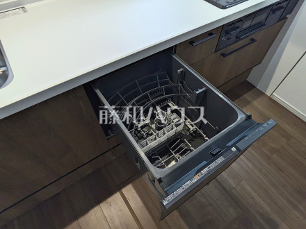 3号棟　食洗機　【三鷹市大沢５丁目】　食洗機は毎日の家事を軽減させてくれます。またワークトップも広々使え機能性も向上します。／撮影日2025/04/28
