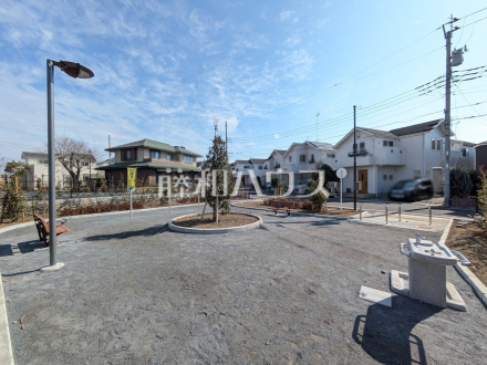 現場内公園　【日野市大字日野】
お天気がよい日は散歩をしながら、忙しい日常から少し離れてリラックス。公園はゆったりとした時間を満喫できる、身近な憩いの場所です。／撮影日2025/02/28