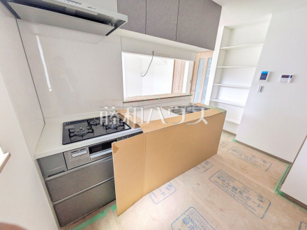 ≪A号棟　キッチン（建築中）≫ キッチン横にある収納は食品等のストックに便利 　　【調布市富士見町３丁目】／撮影日2025/05/04