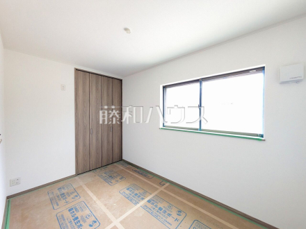 ≪A号棟　居室（建築中）≫ 各居室にはクローゼットを完備し、家具を置くスペースが確保しやすい設計がされております。 【調布市富士見町３丁目】／撮影日2025/05/04