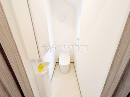 ≪トイレ≫各階にトイレがあると、階段の上り下りをせずに済むため就寝時なども便利です。　【調布市富士見町３丁目】
／撮影日2025/06/27