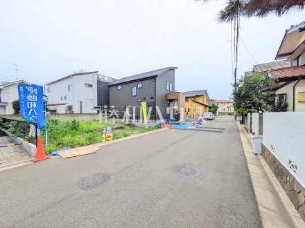 接道状況および現場風景　【小平市鈴木町１丁目】 我が家に合った暮らしを追及できるフリープランの分譲地です。ぜひ皆様の「こんな家に住みたい！」をお聞かせ下さい。 ／撮影日2025/07/07