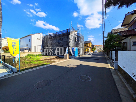 接道状況および現場風景　【小平市鈴木町１丁目】 「花小金井」駅徒歩24分と少し距離はございますが、毎日の通勤通学で駅まで歩けば、運動不足も解消されて一石二鳥です！ ／撮影日2025/05/08