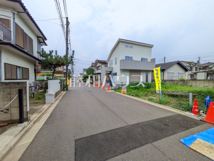 接道状況および現場風景　【小平市鈴木町１丁目】
前面道路はゆとりの6m。車の出し入れも楽々です。　／撮影日2025/07/07