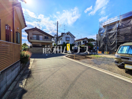 接道状況および現場風景　【小平市鈴木町１丁目】お住まい探しは、家の良し悪しだけでなく周辺環境も重要なポイントです。ぜひ一度お客様の目でご覧ください。　／撮影日2025/05/08