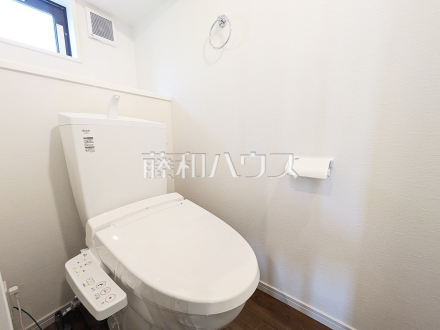 ≪1号棟　トイレ≫温水洗浄便機能付きトイレで清潔にご使用いただけます。【府中市四谷３丁目】／撮影日2025/05/03